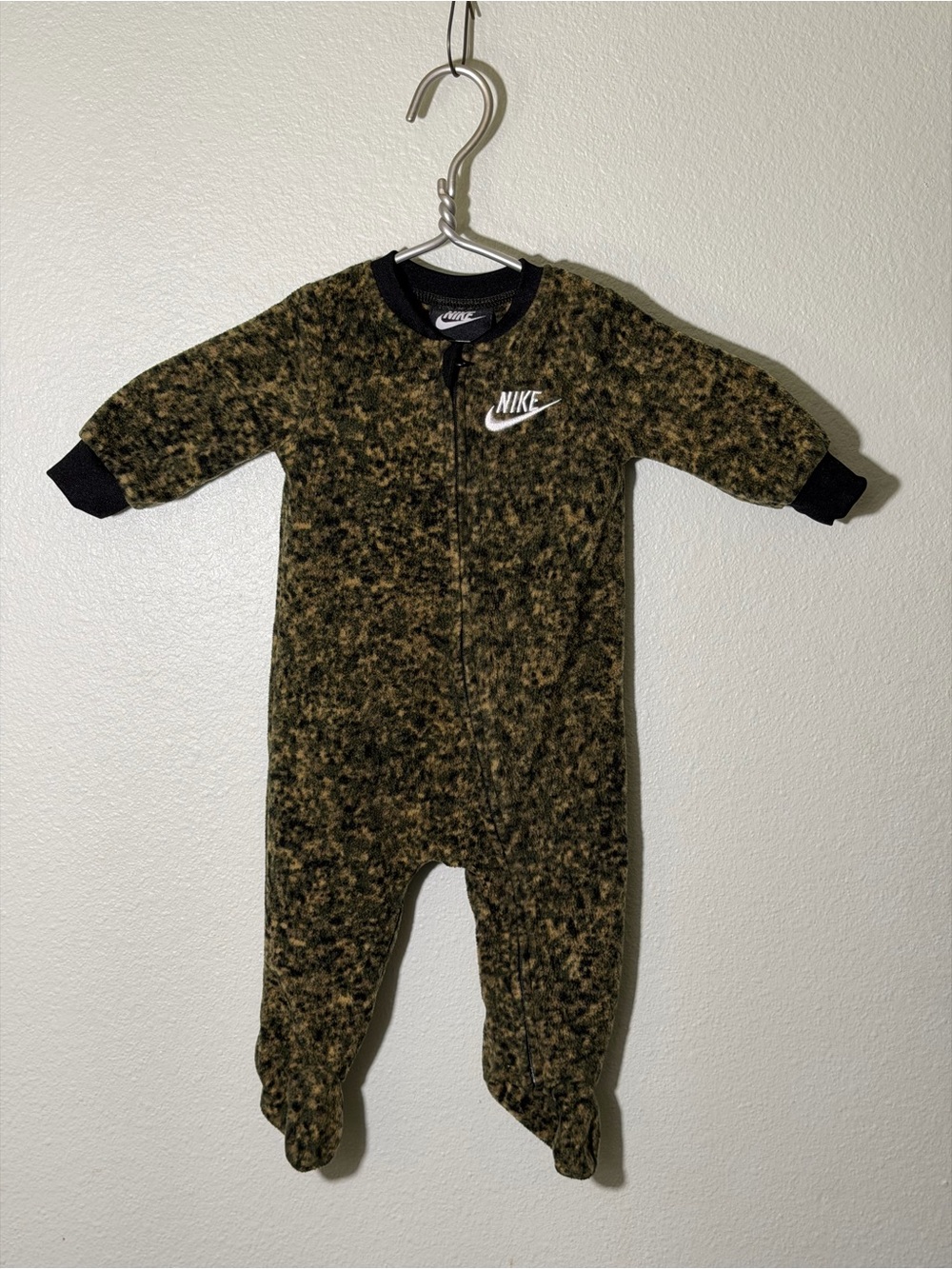 Nike Infant Baby Boys Size 6 Months Rough Green Camo Footed Sleeper Bodysuit